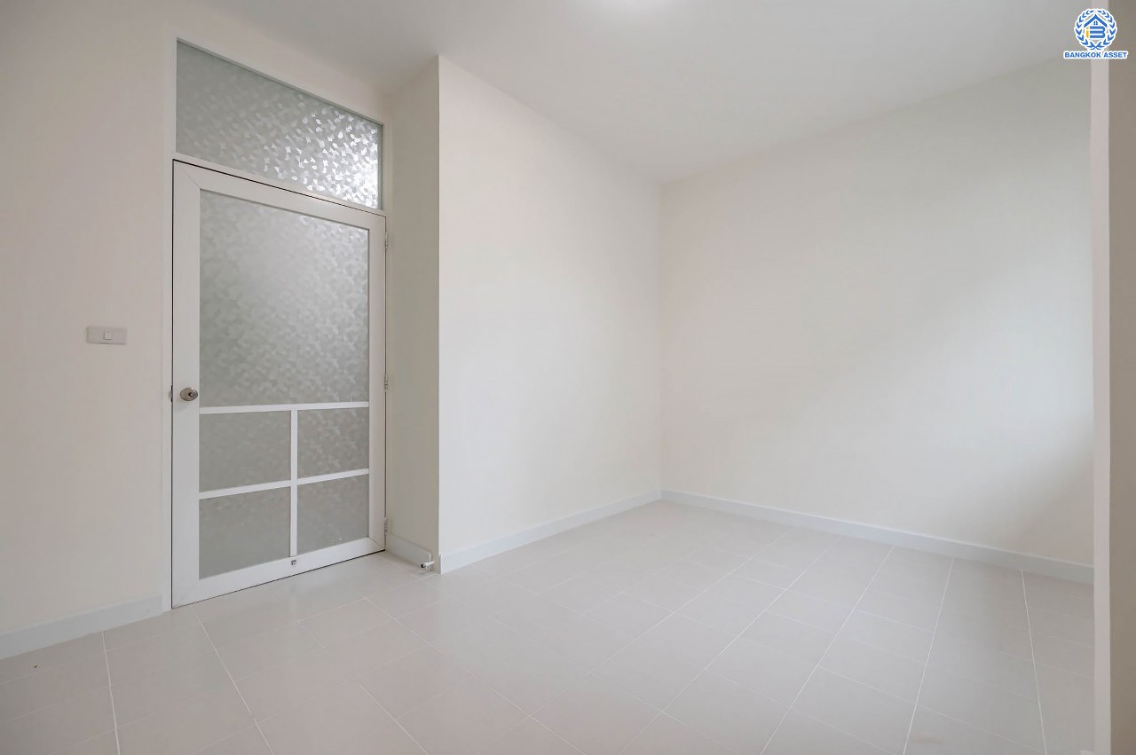 บ้านเดี่ยวมือสอง โครงการ เดอะวอเตอร์เฮ้าส์ กาญจนาฯ-บางบอน รองรับทุกความสุข เนื้อที่ 117.1 ตร.ว. ฟังก์ชัน 5 ห้องนอน 4 ห้องน้ำ 1 ห้องอเนกประสงค์ 1 ห้องแม่บ้าน จอดรถได้ 1 คัน บนทำเลใกล้รถไฟฟ้าสายสีน้ำเงิน "สถานีหลัก2" และจุดขึ้นทางด่วน "พระราม2" และ The Mall บางแค